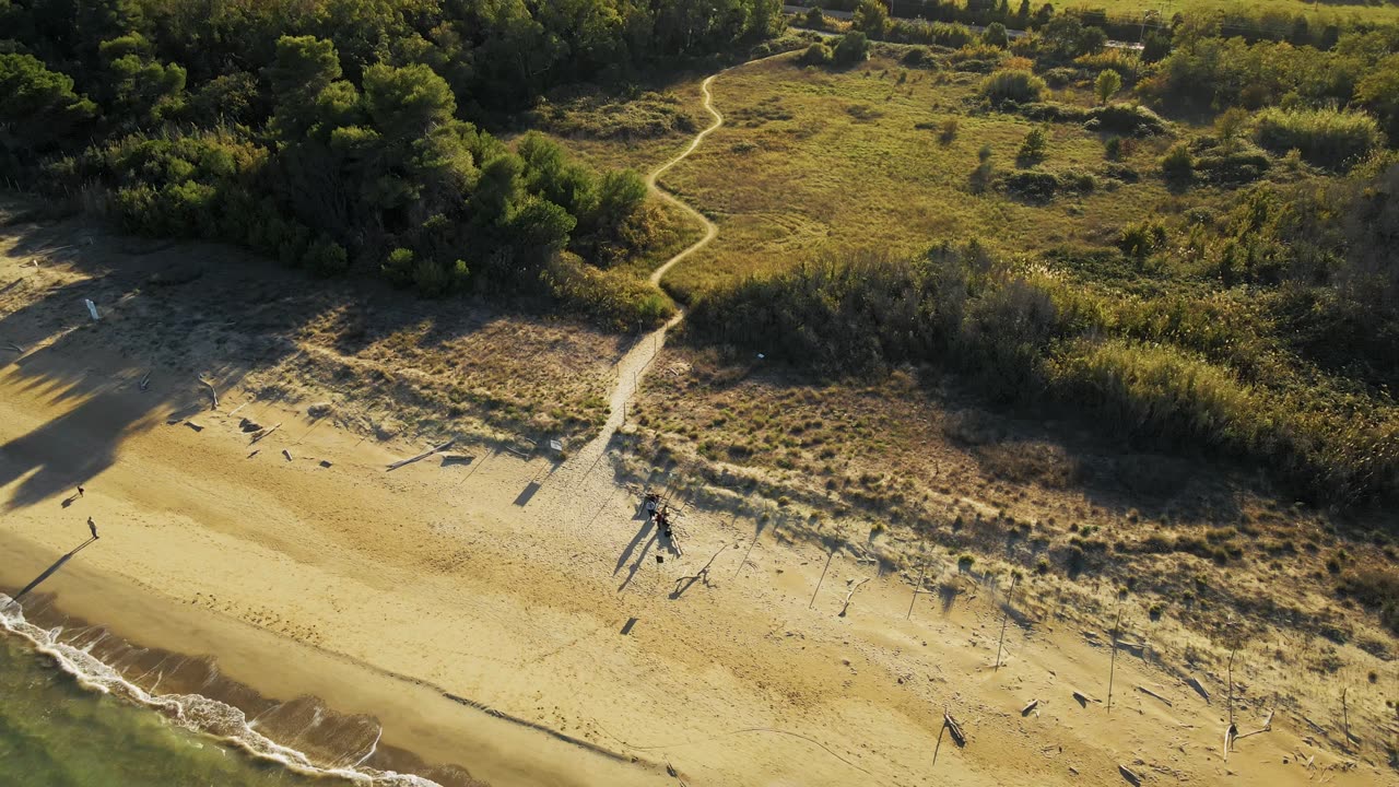 La costa abruzzese vista dal drone: spiaggia, mare e pineta
